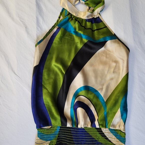 Retro print multicolor silky sleeveless top, tie neck, elasticized band at hip - Picture 2 of 5
